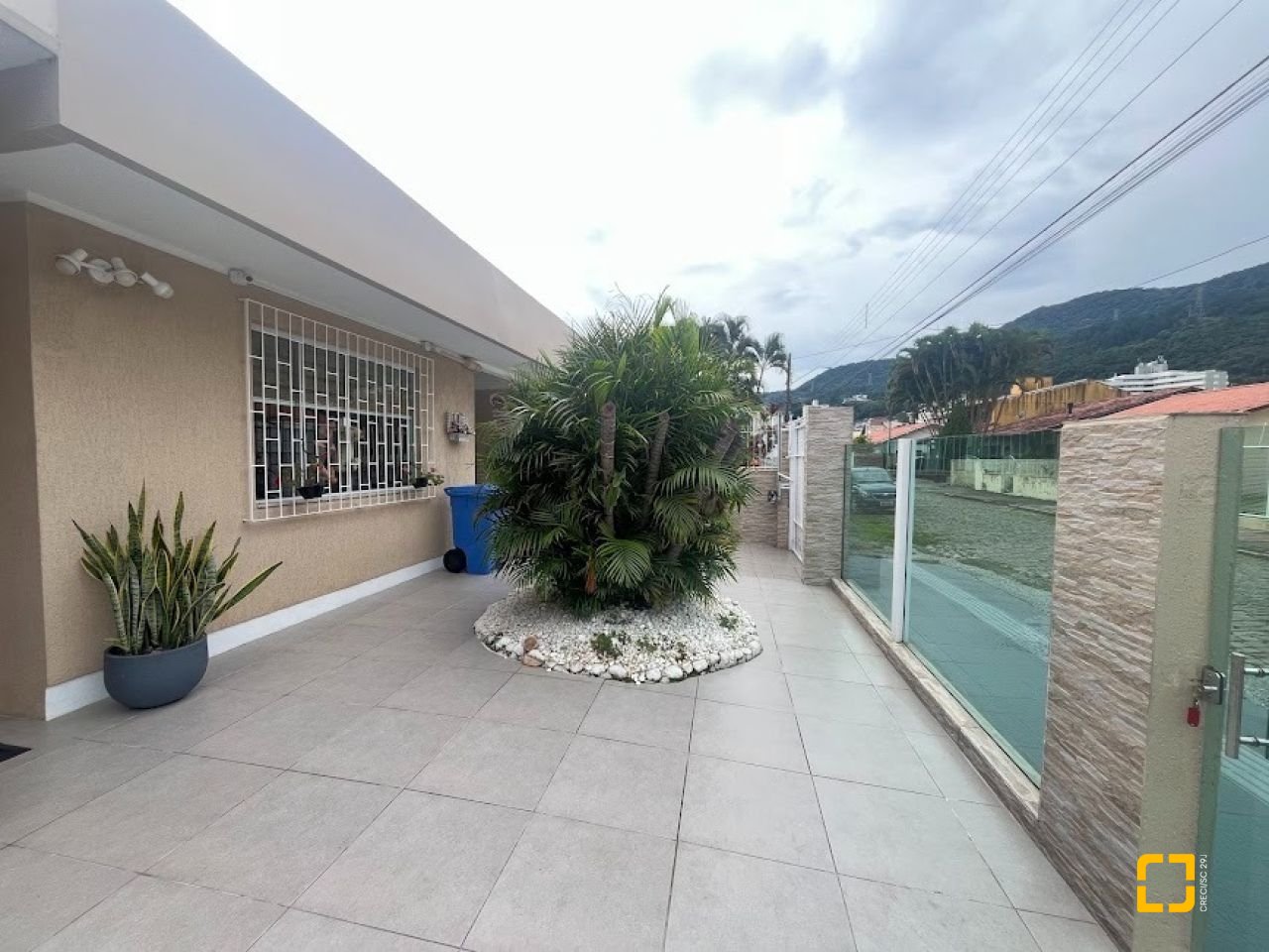 Casa com 217m², 4 quartos (sendo 1 suíte), 4 garagens, no bairro Parque São Jorge em Florianópolis