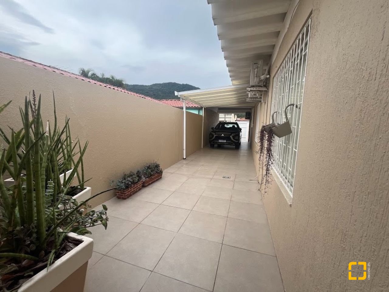 Casa com 217m², 4 quartos (sendo 1 suíte), 4 garagens, no bairro Parque São Jorge em Florianópolis