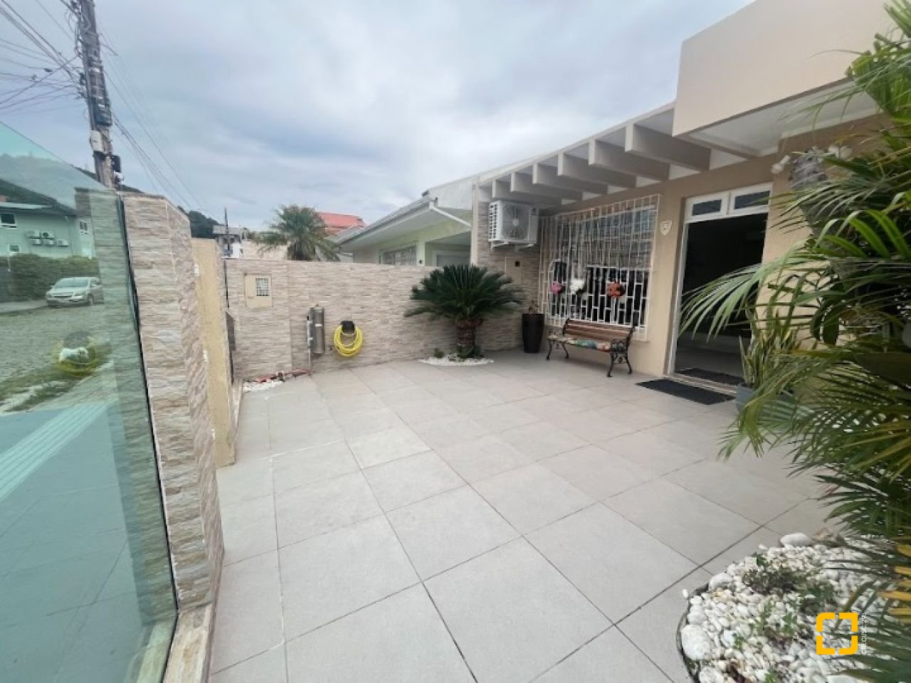 Casa com 217m², 4 quartos (sendo 1 suíte), 4 garagens, no bairro Parque São Jorge em Florianópolis