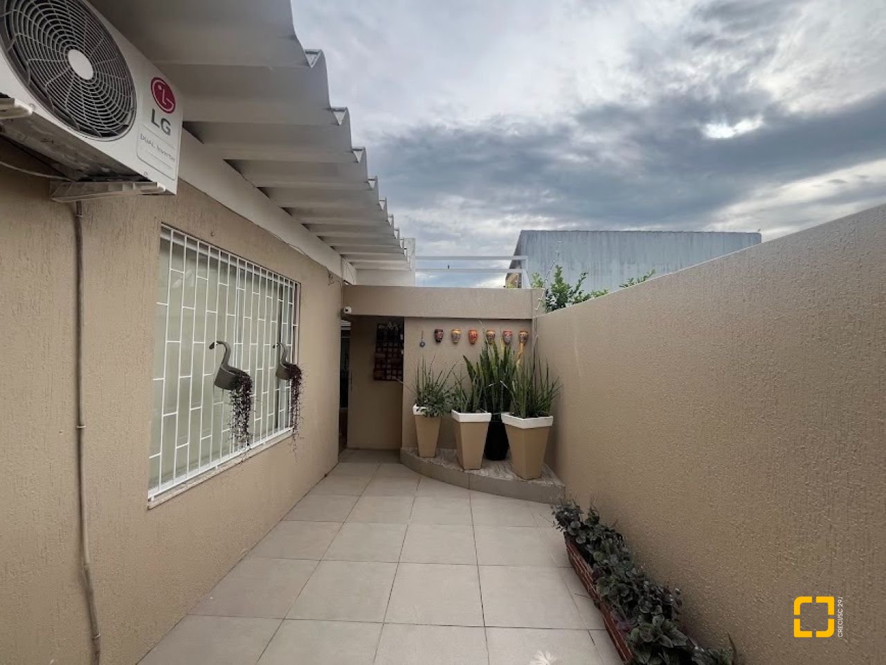 Casa com 217m², 4 quartos (sendo 1 suíte), 4 garagens, no bairro Parque São Jorge em Florianópolis
