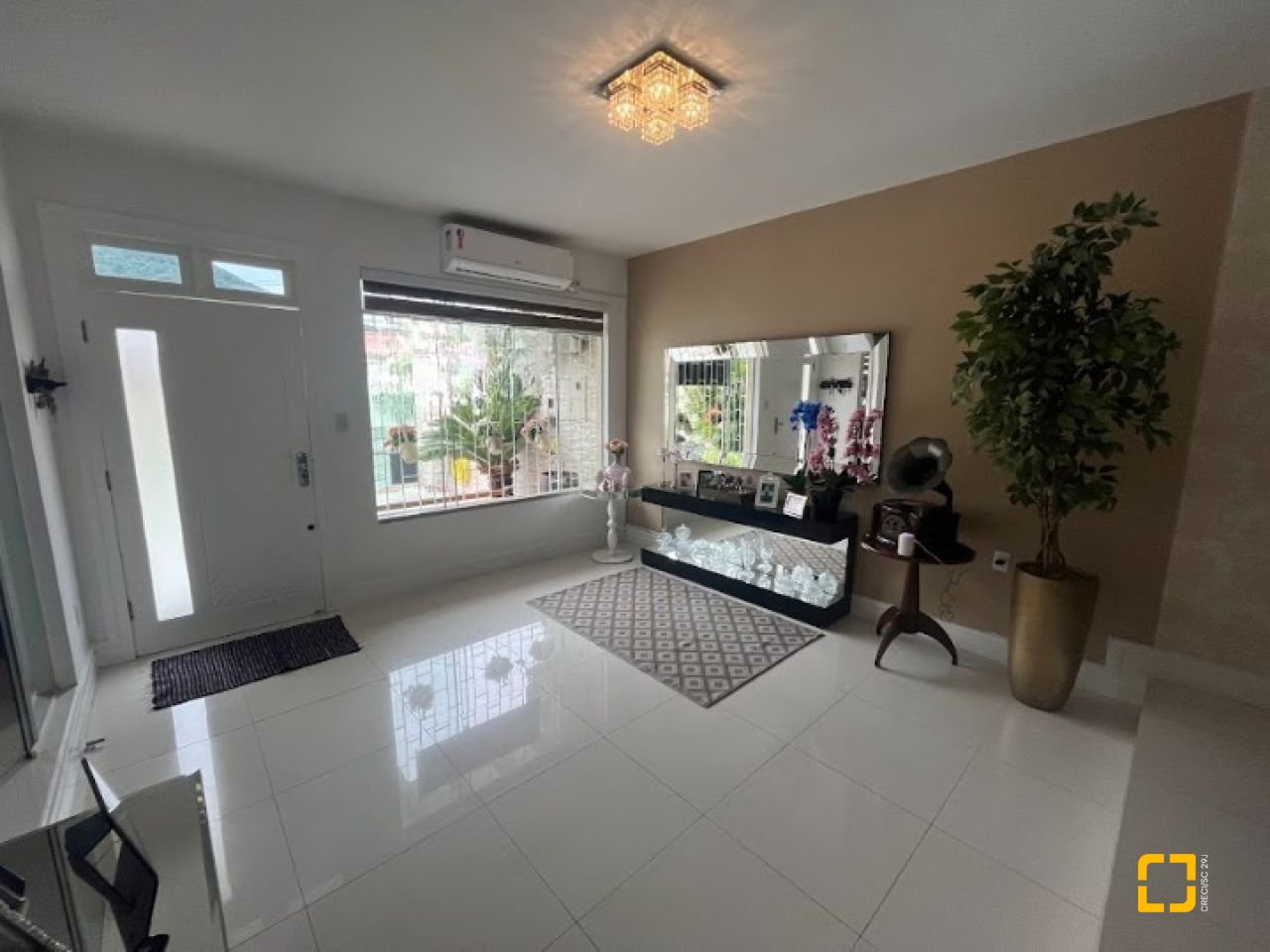 Casa com 217m², 4 quartos (sendo 1 suíte), 4 garagens, no bairro Parque São Jorge em Florianópolis