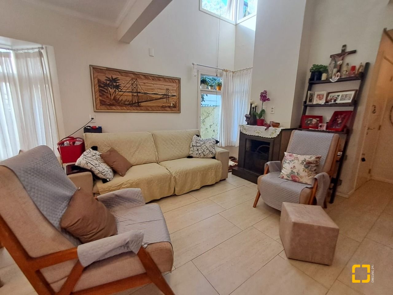 Casa de Condomínio com 277m², 5 quartos (sendo 2 suítes), 3 garagens, no bairro Cachoeira do Bom Jesus em Florianópolis