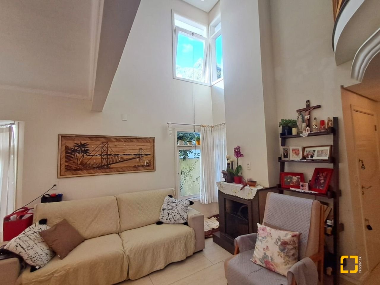 Casa de Condomínio com 277m², 5 quartos (sendo 2 suítes), 3 garagens, no bairro Cachoeira do Bom Jesus em Florianópolis