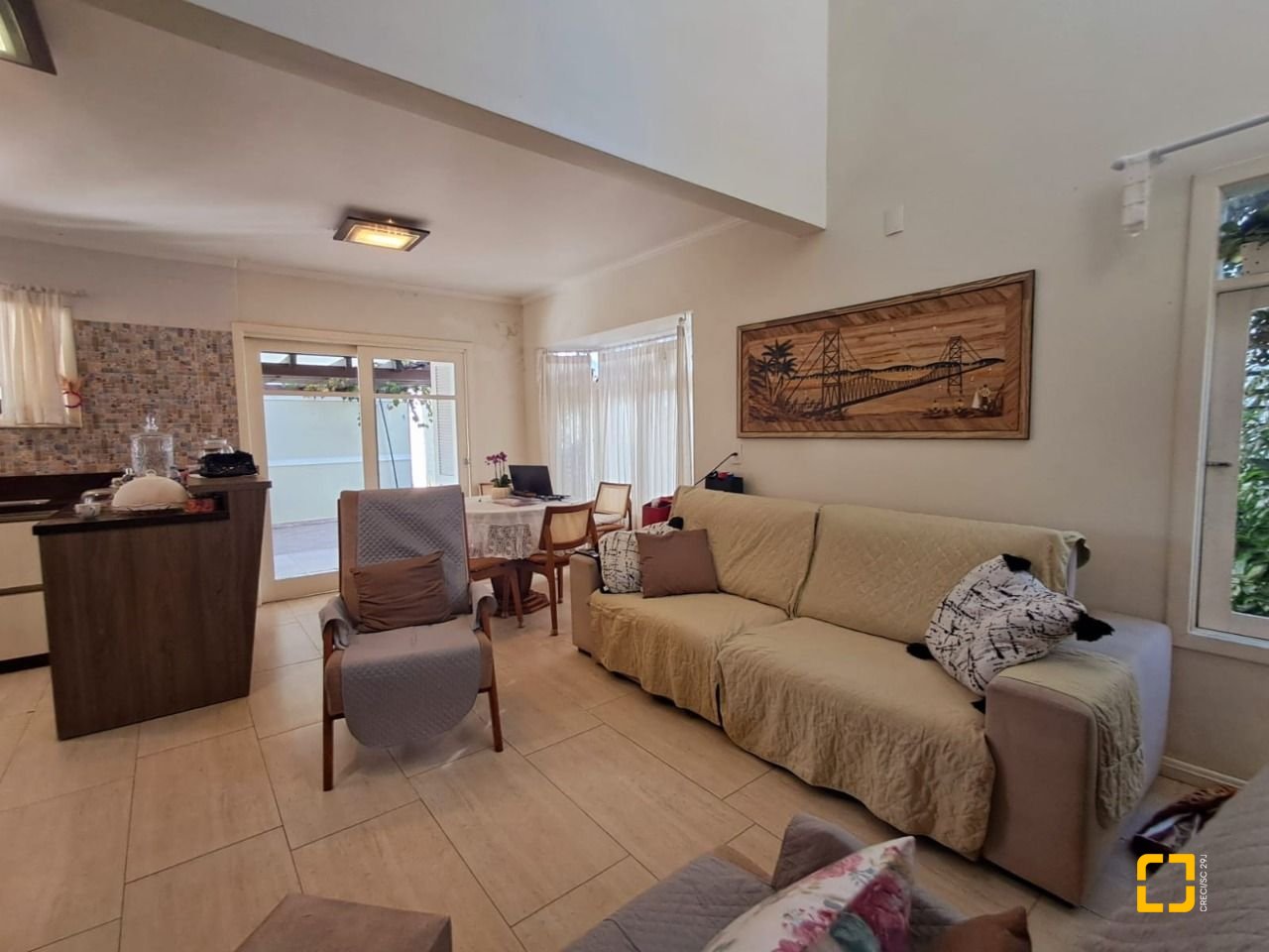 Casa de Condomínio com 277m², 5 quartos (sendo 2 suítes), 3 garagens, no bairro Cachoeira do Bom Jesus em Florianópolis