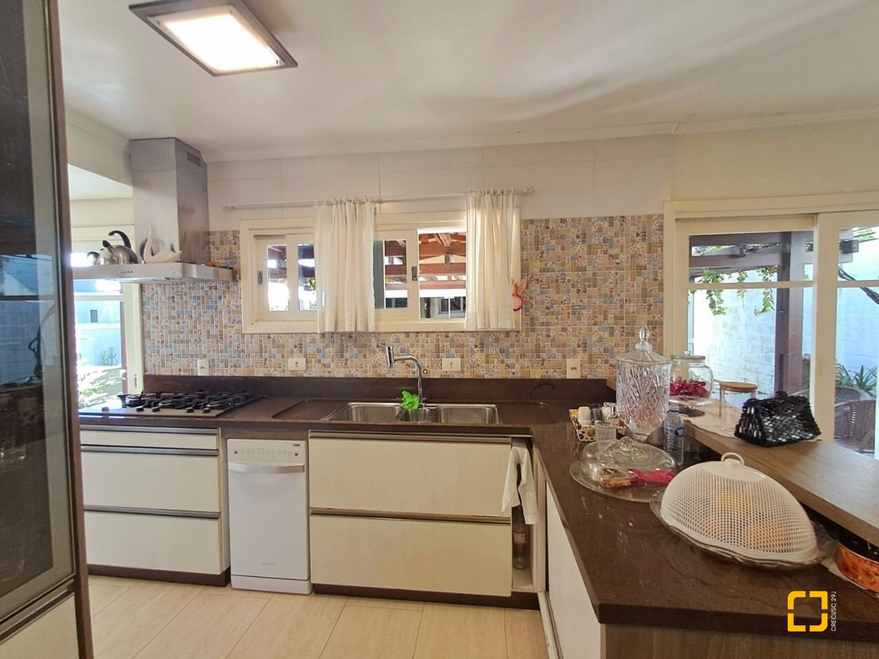 Casa de Condomínio com 277m², 5 quartos (sendo 2 suítes), 3 garagens, no bairro Cachoeira do Bom Jesus em Florianópolis