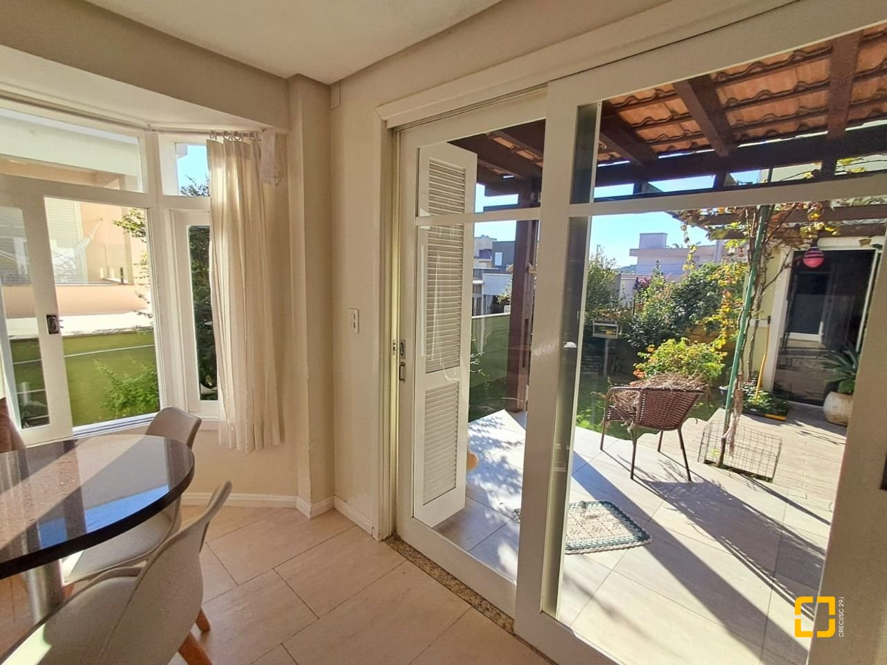 Casa de Condomínio com 277m², 5 quartos (sendo 2 suítes), 3 garagens, no bairro Cachoeira do Bom Jesus em Florianópolis