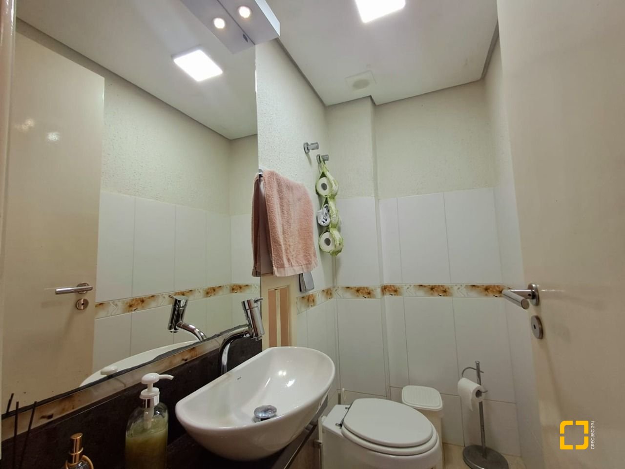 Casa de Condomínio com 277m², 5 quartos (sendo 2 suítes), 3 garagens, no bairro Cachoeira do Bom Jesus em Florianópolis