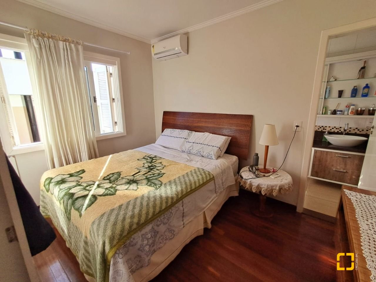 Casa de Condomínio com 277m², 5 quartos (sendo 2 suítes), 3 garagens, no bairro Cachoeira do Bom Jesus em Florianópolis