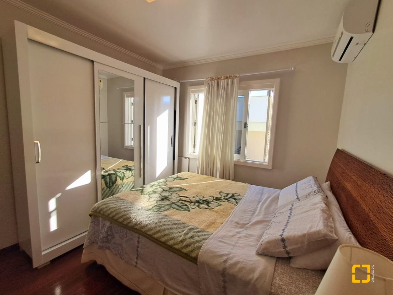 Casa de Condomínio com 277m², 5 quartos (sendo 2 suítes), 3 garagens, no bairro Cachoeira do Bom Jesus em Florianópolis