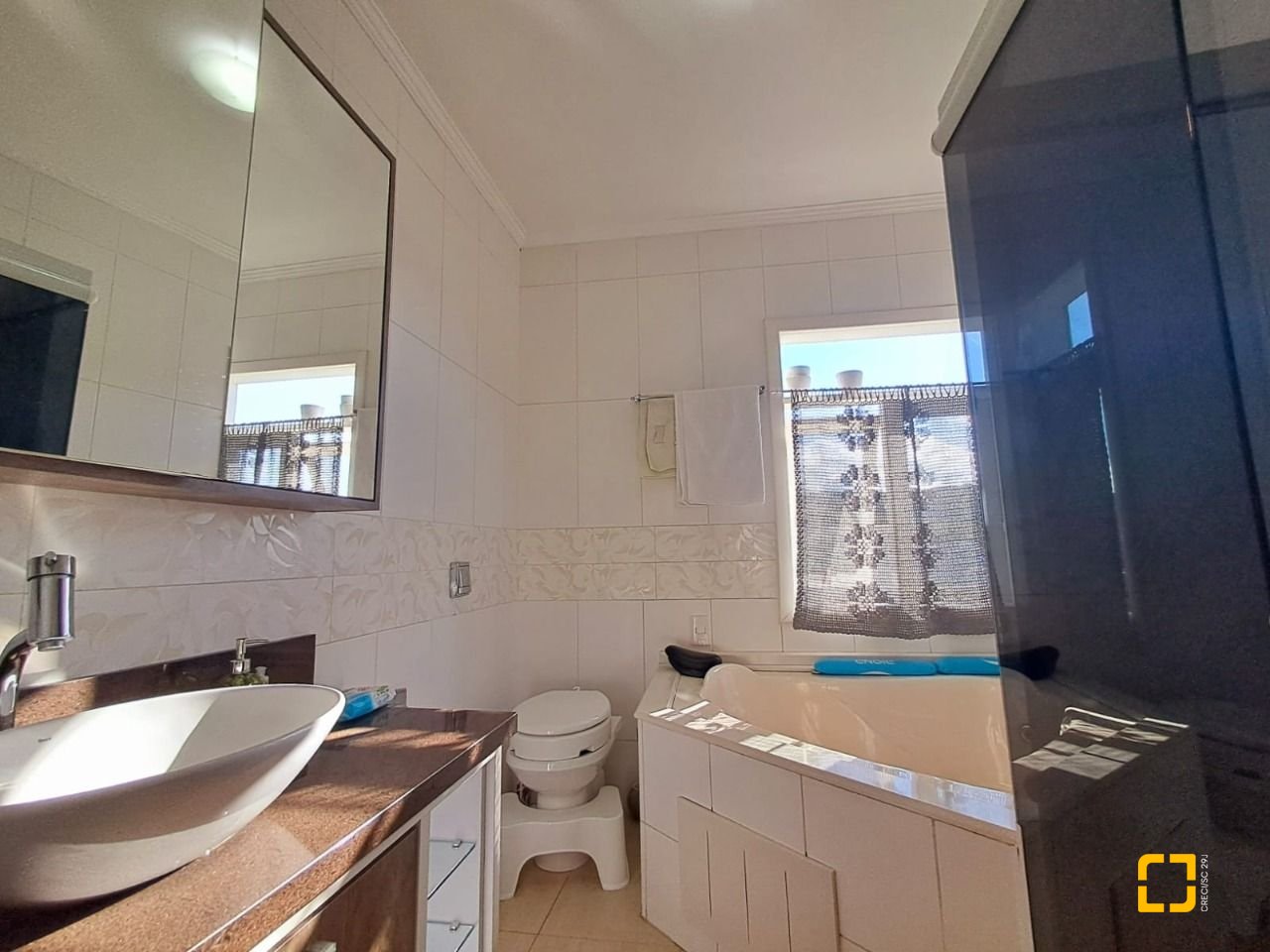 Casa de Condomínio com 277m², 5 quartos (sendo 2 suítes), 3 garagens, no bairro Cachoeira do Bom Jesus em Florianópolis