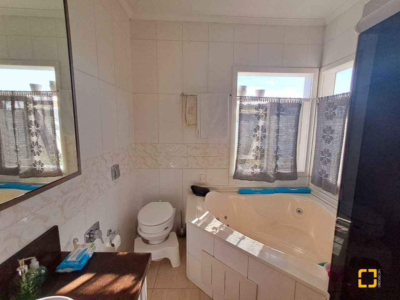Casa de Condomínio com 277m², 5 quartos (sendo 2 suítes), 3 garagens, no bairro Cachoeira do Bom Jesus em Florianópolis