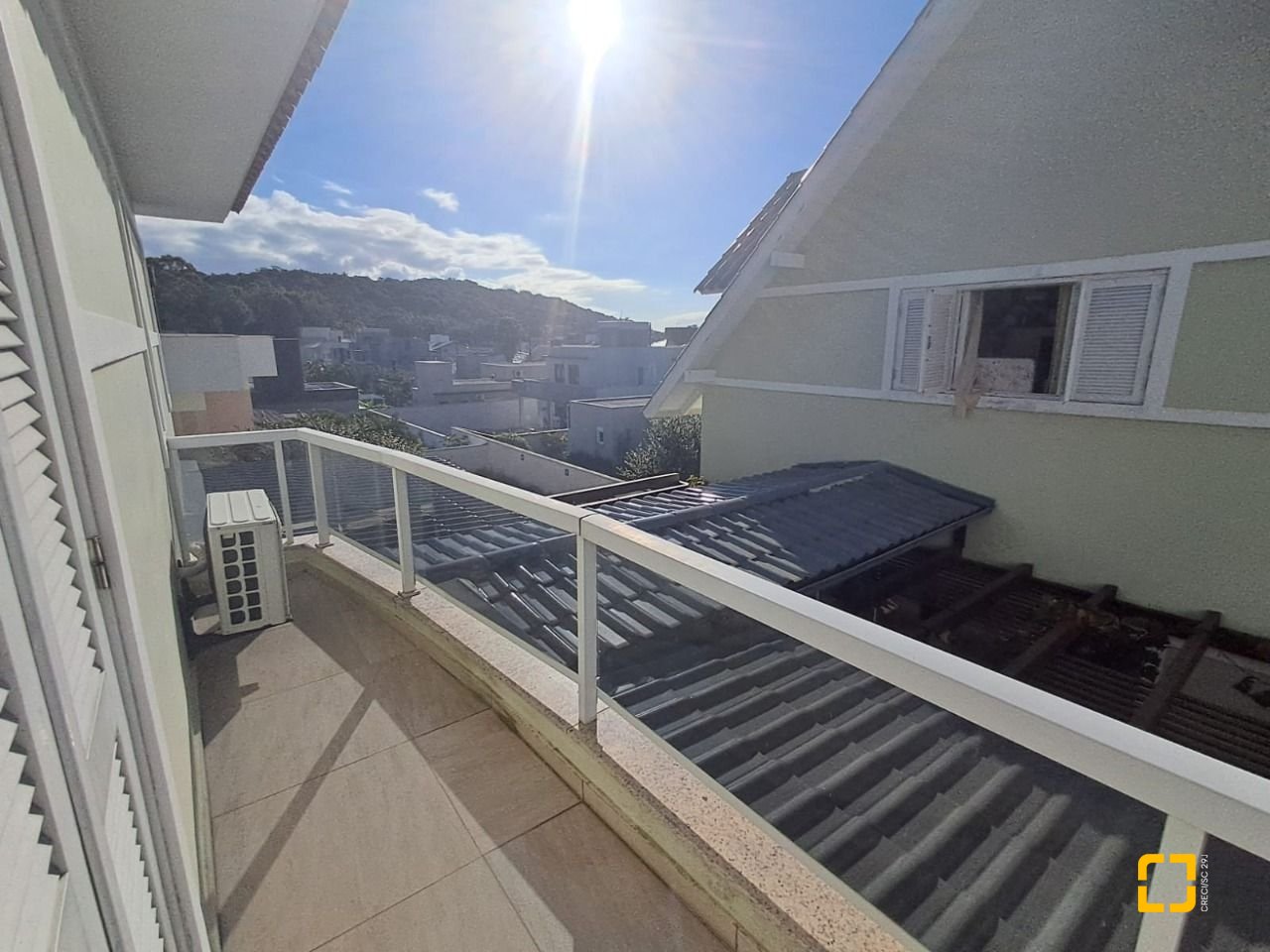 Casa de Condomínio com 277m², 5 quartos (sendo 2 suítes), 3 garagens, no bairro Cachoeira do Bom Jesus em Florianópolis