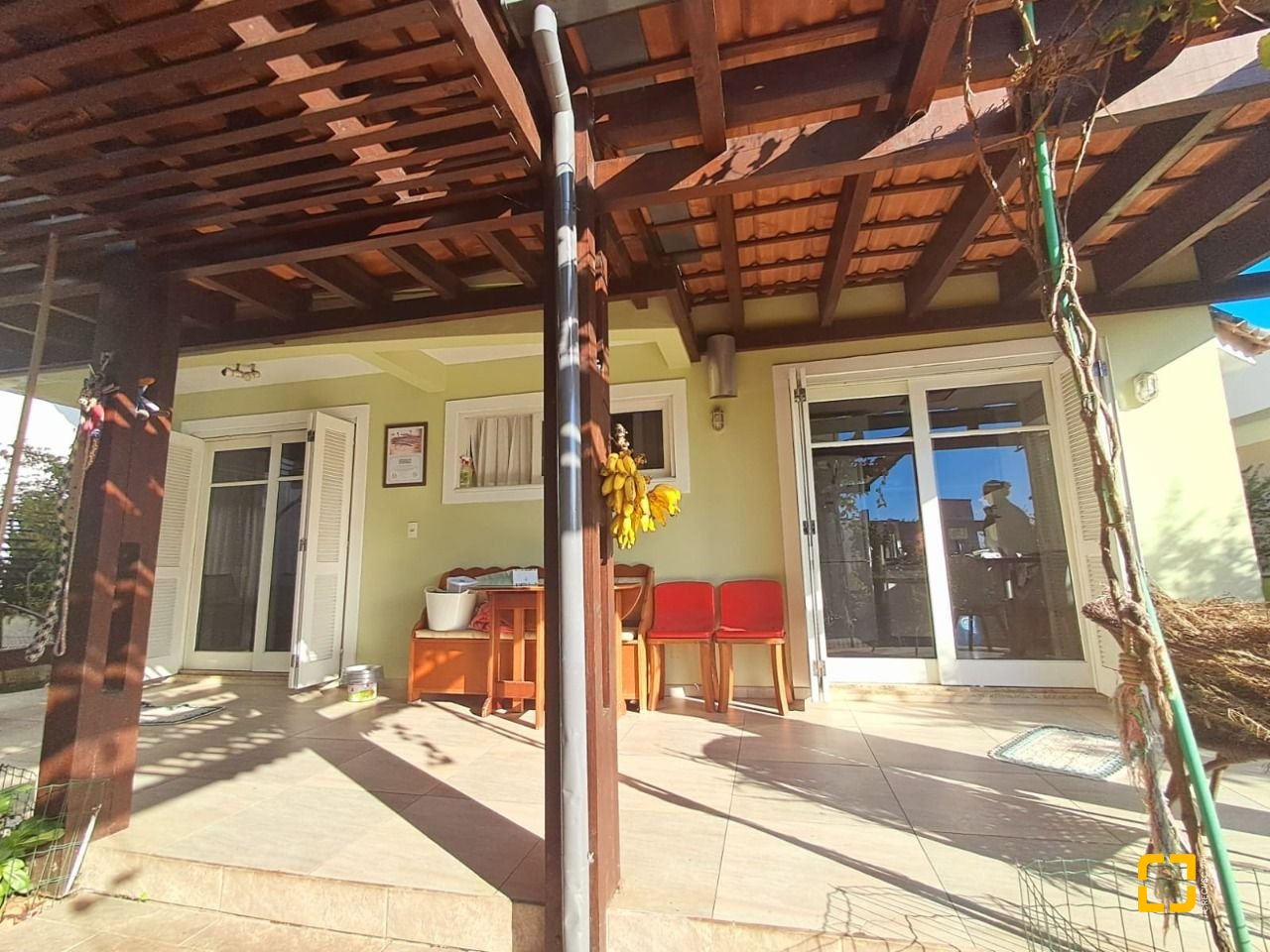 Casa de Condomínio com 277m², 5 quartos (sendo 2 suítes), 3 garagens, no bairro Cachoeira do Bom Jesus em Florianópolis