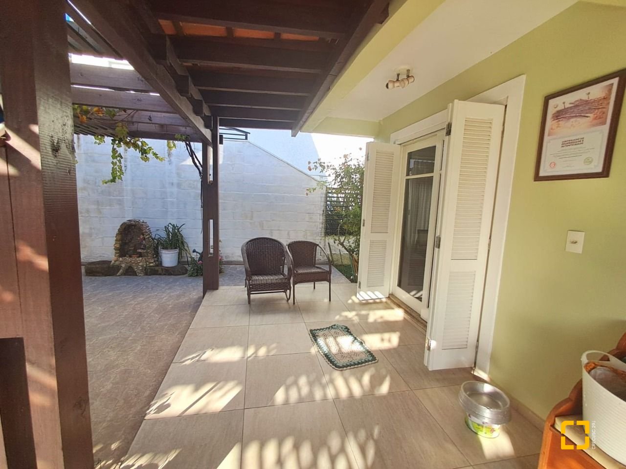 Casa de Condomínio com 277m², 5 quartos (sendo 2 suítes), 3 garagens, no bairro Cachoeira do Bom Jesus em Florianópolis
