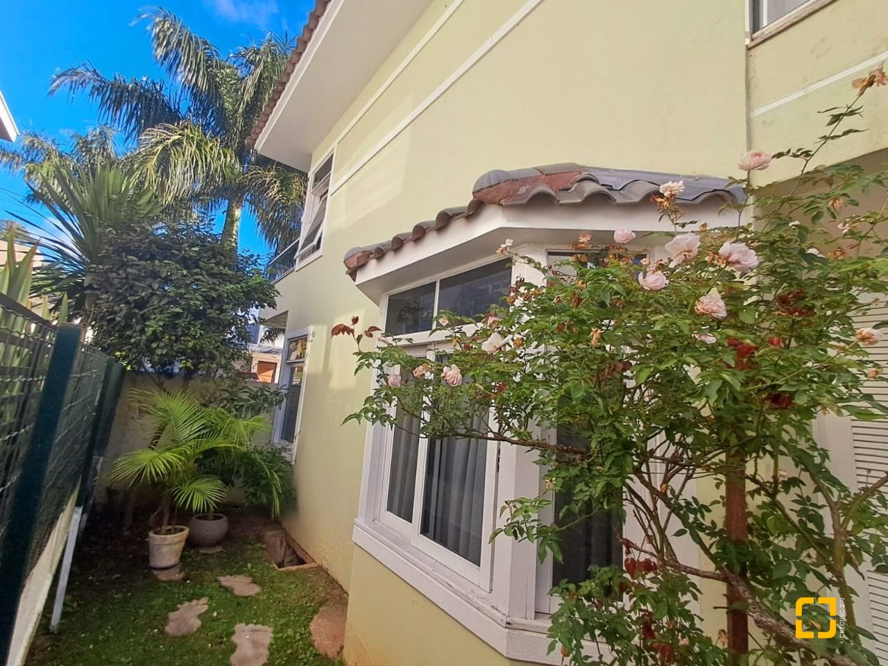Casa de Condomínio com 277m², 5 quartos (sendo 2 suítes), 3 garagens, no bairro Cachoeira do Bom Jesus em Florianópolis
