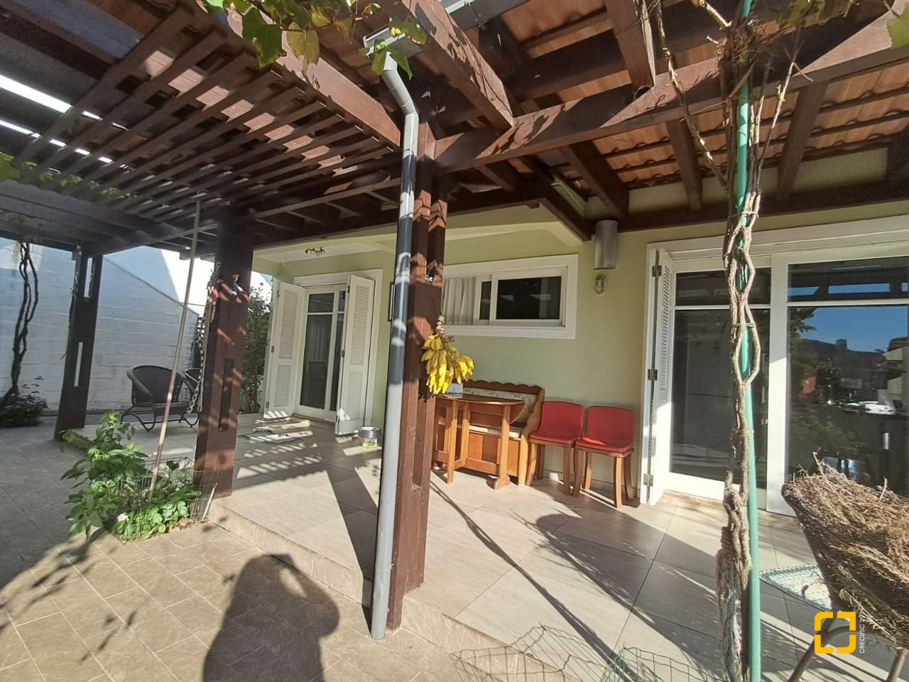 Casa de Condomínio com 277m², 5 quartos (sendo 2 suítes), 3 garagens, no bairro Cachoeira do Bom Jesus em Florianópolis