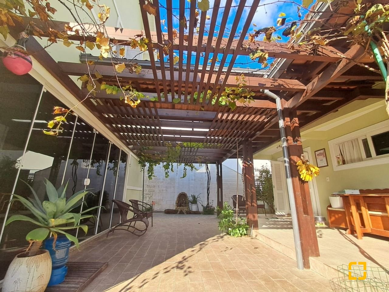 Casa de Condomínio com 277m², 5 quartos (sendo 2 suítes), 3 garagens, no bairro Cachoeira do Bom Jesus em Florianópolis