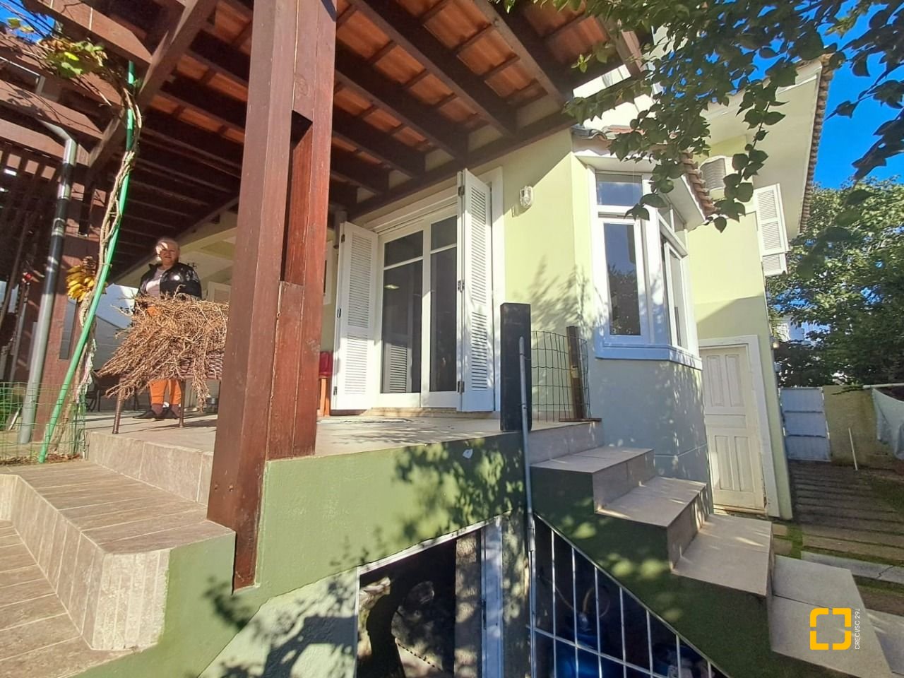 Casa de Condomínio com 277m², 5 quartos (sendo 2 suítes), 3 garagens, no bairro Cachoeira do Bom Jesus em Florianópolis