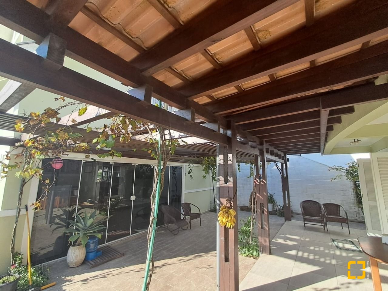 Casa de Condomínio com 277m², 5 quartos (sendo 2 suítes), 3 garagens, no bairro Cachoeira do Bom Jesus em Florianópolis