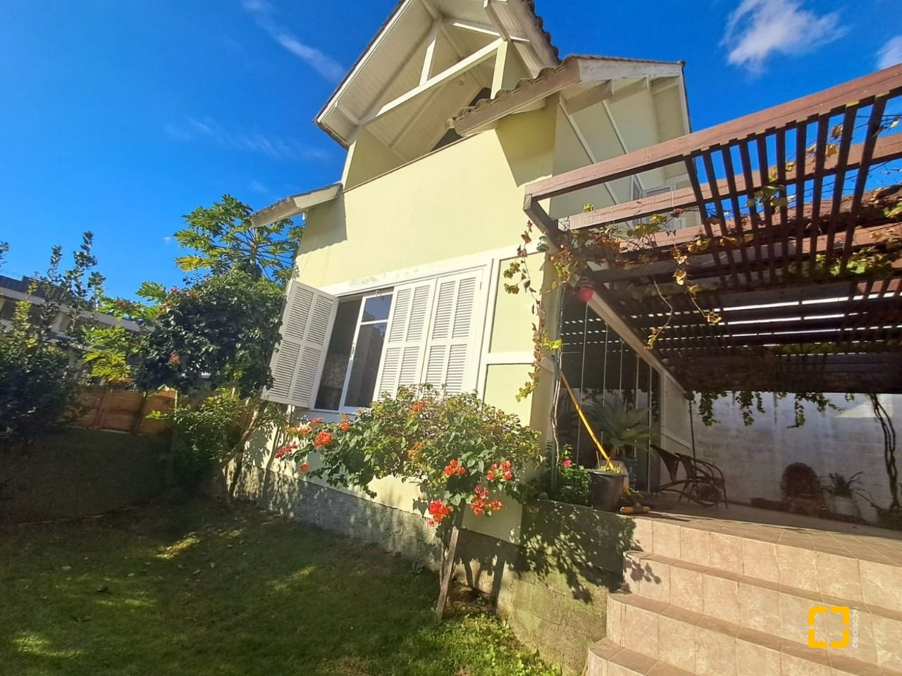 Casa de Condomínio com 277m², 5 quartos (sendo 2 suítes), 3 garagens, no bairro Cachoeira do Bom Jesus em Florianópolis