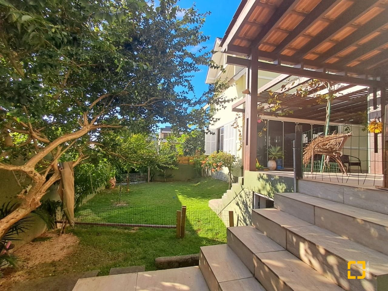 Casa de Condomínio com 277m², 5 quartos (sendo 2 suítes), 3 garagens, no bairro Cachoeira do Bom Jesus em Florianópolis