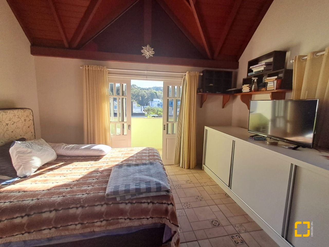 Casa de Condomínio com 277m², 5 quartos (sendo 2 suítes), 3 garagens, no bairro Cachoeira do Bom Jesus em Florianópolis