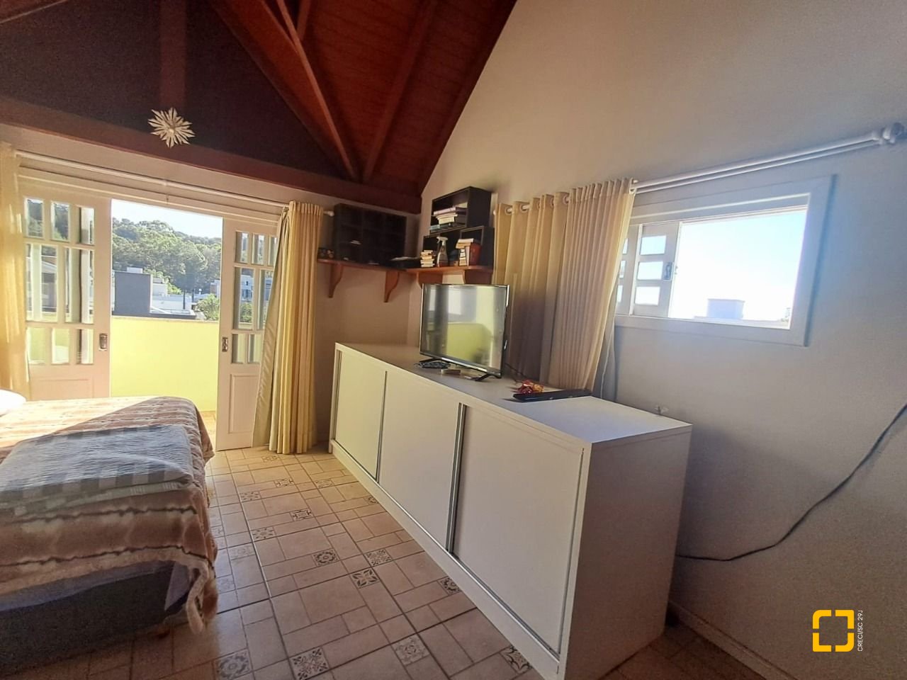 Casa de Condomínio com 277m², 5 quartos (sendo 2 suítes), 3 garagens, no bairro Cachoeira do Bom Jesus em Florianópolis
