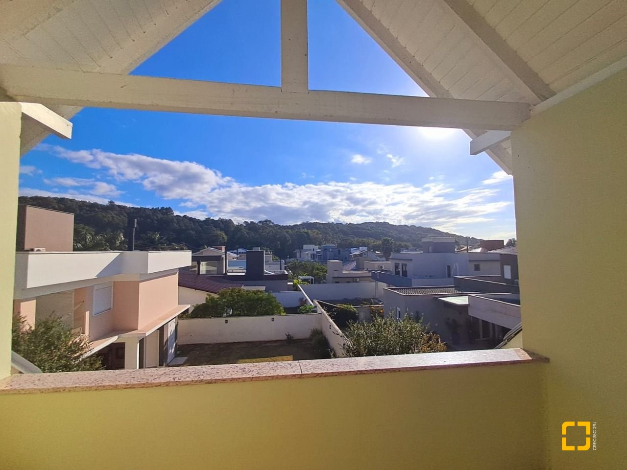 Casa de Condomínio com 277m², 5 quartos (sendo 2 suítes), 3 garagens, no bairro Cachoeira do Bom Jesus em Florianópolis