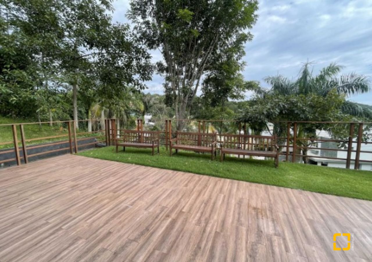 Casa de Condomínio com 277m², 5 quartos (sendo 2 suítes), 3 garagens, no bairro Cachoeira do Bom Jesus em Florianópolis