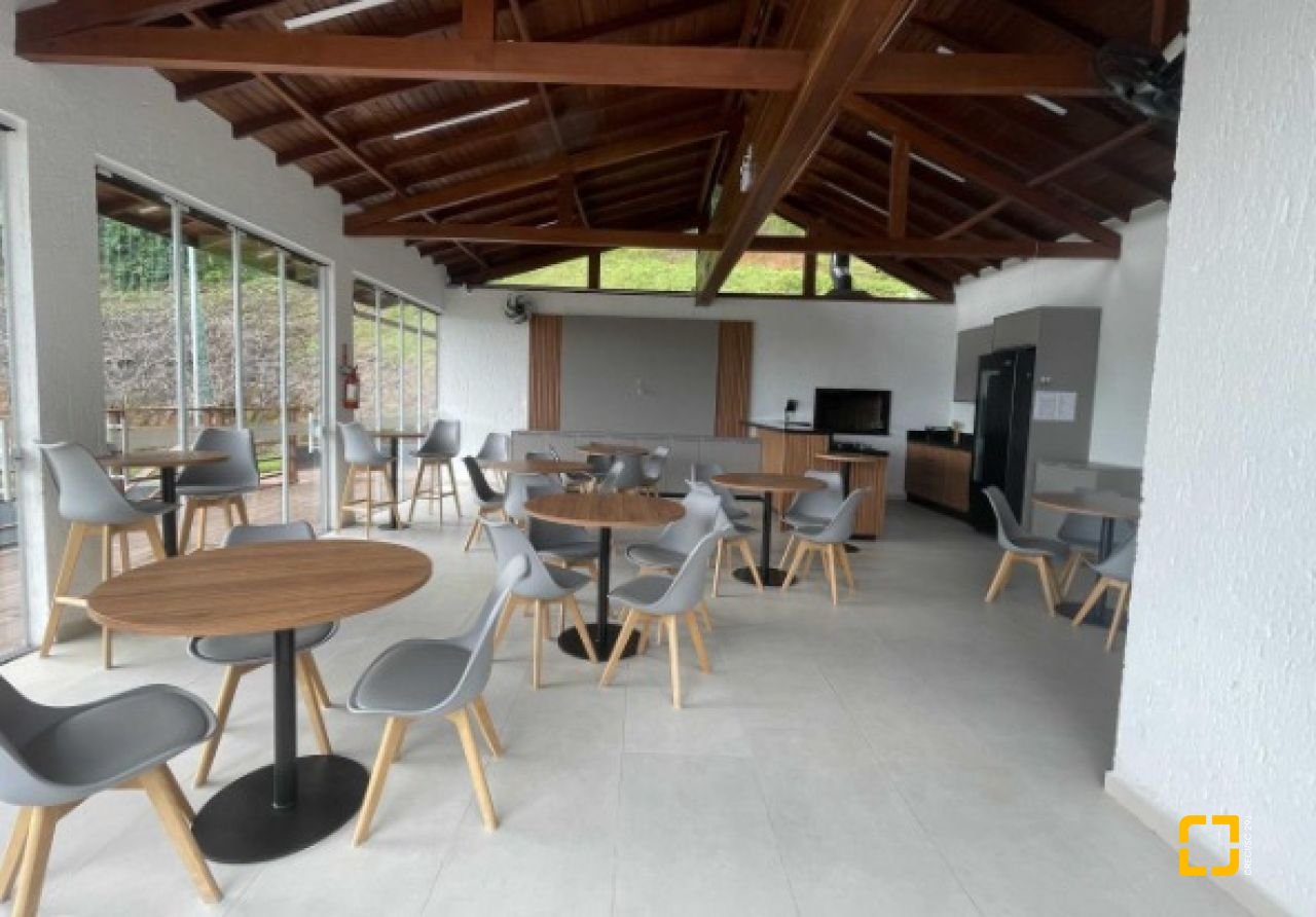 Casa de Condomínio com 277m², 5 quartos (sendo 2 suítes), 3 garagens, no bairro Cachoeira do Bom Jesus em Florianópolis