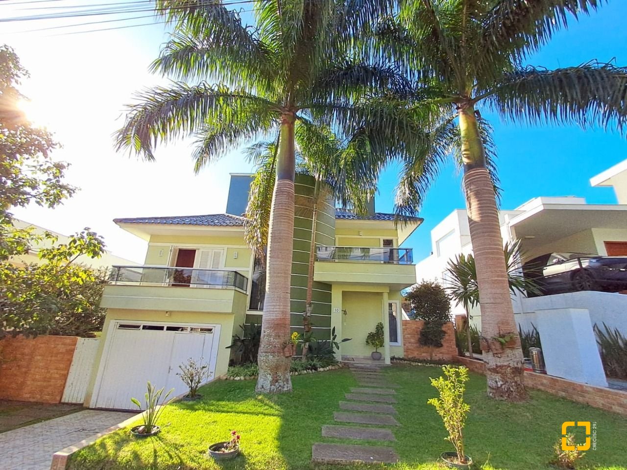 Casa de Condomínio com 277m², 5 quartos (sendo 2 suítes), 3 garagens, no bairro Cachoeira do Bom Jesus em Florianópolis