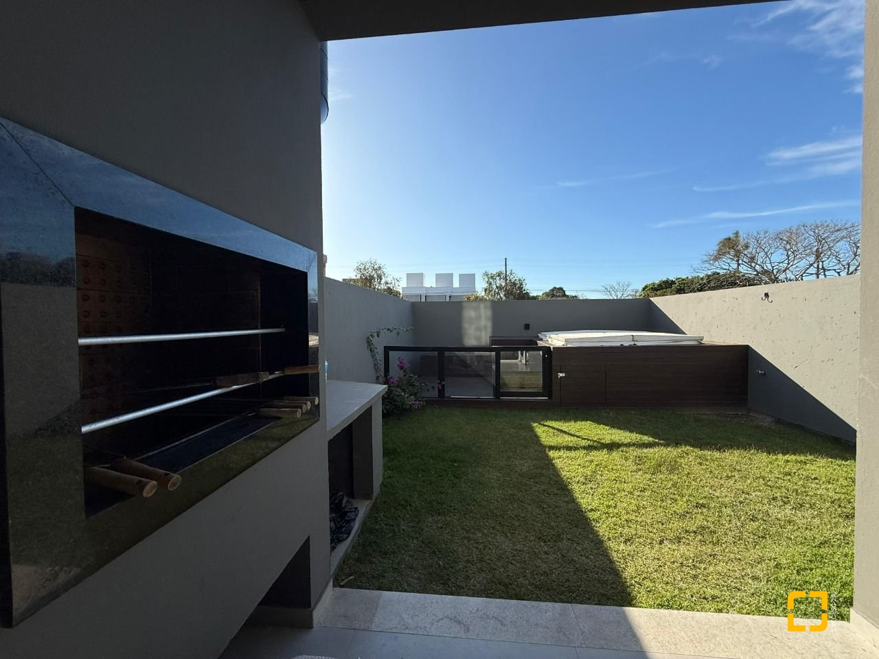 Casa com 127m², 4 quartos (sendo 1 suíte), 2 garagens, no bairro Cachoeira do Bom Jesus em Florianópolis