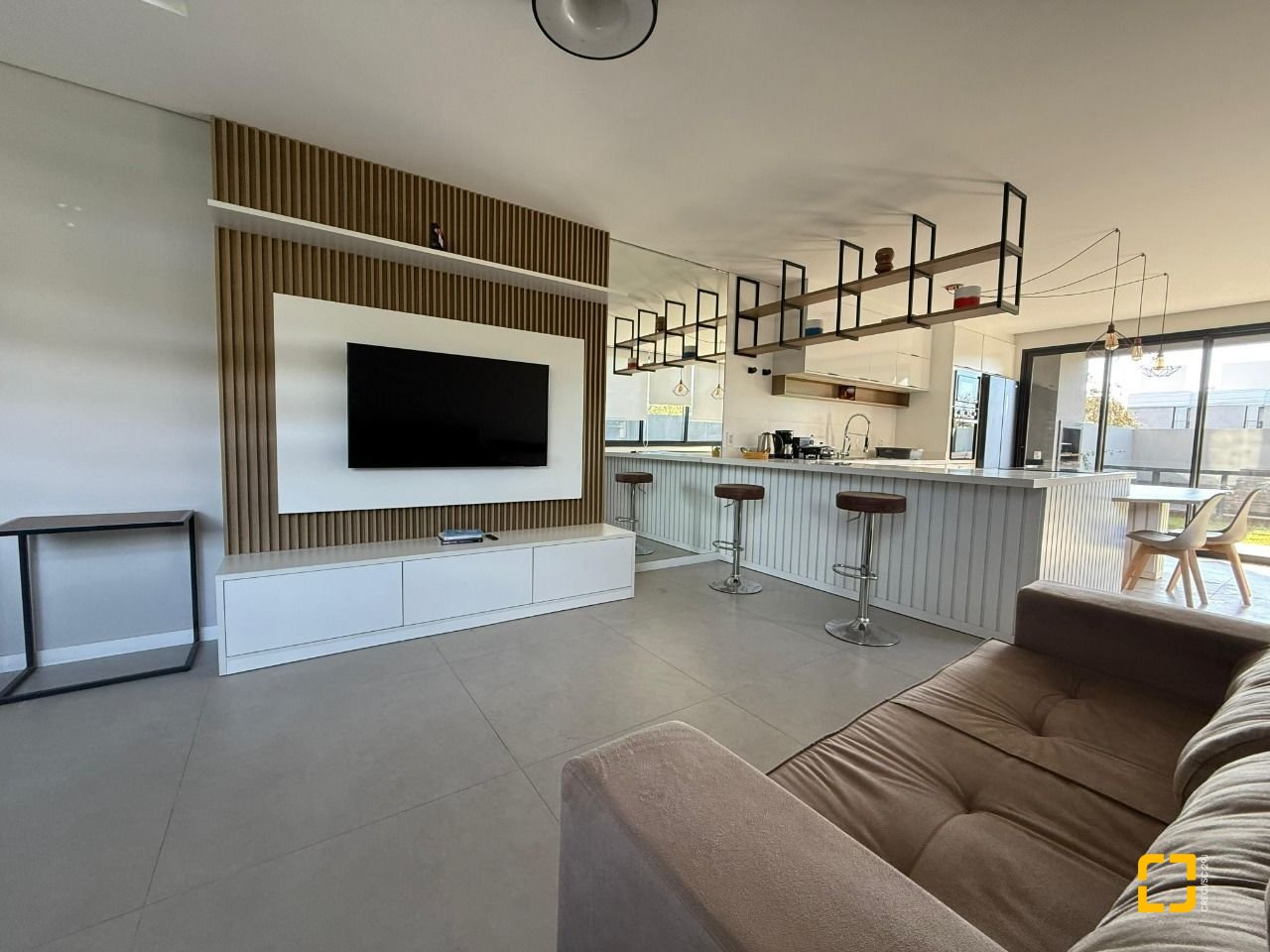 Casa com 127m², 4 quartos (sendo 1 suíte), 2 garagens, no bairro Cachoeira do Bom Jesus em Florianópolis