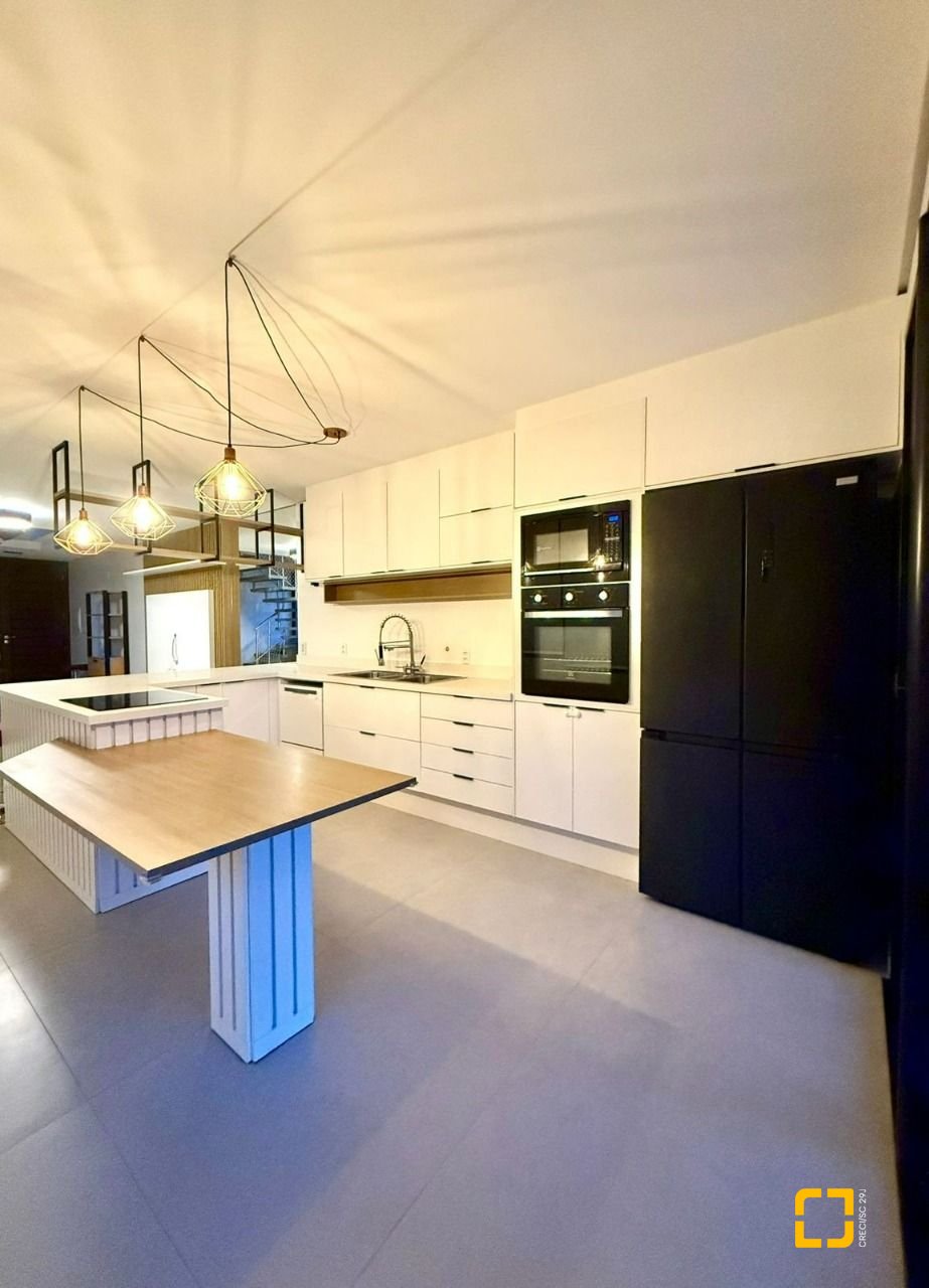 Casa com 127m², 4 quartos (sendo 1 suíte), 2 garagens, no bairro Cachoeira do Bom Jesus em Florianópolis