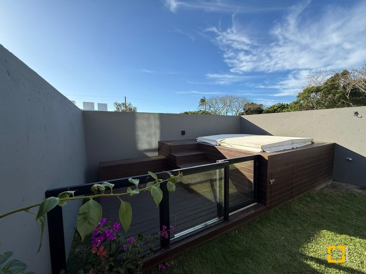 Casa com 127m², 4 quartos (sendo 1 suíte), 2 garagens, no bairro Cachoeira do Bom Jesus em Florianópolis