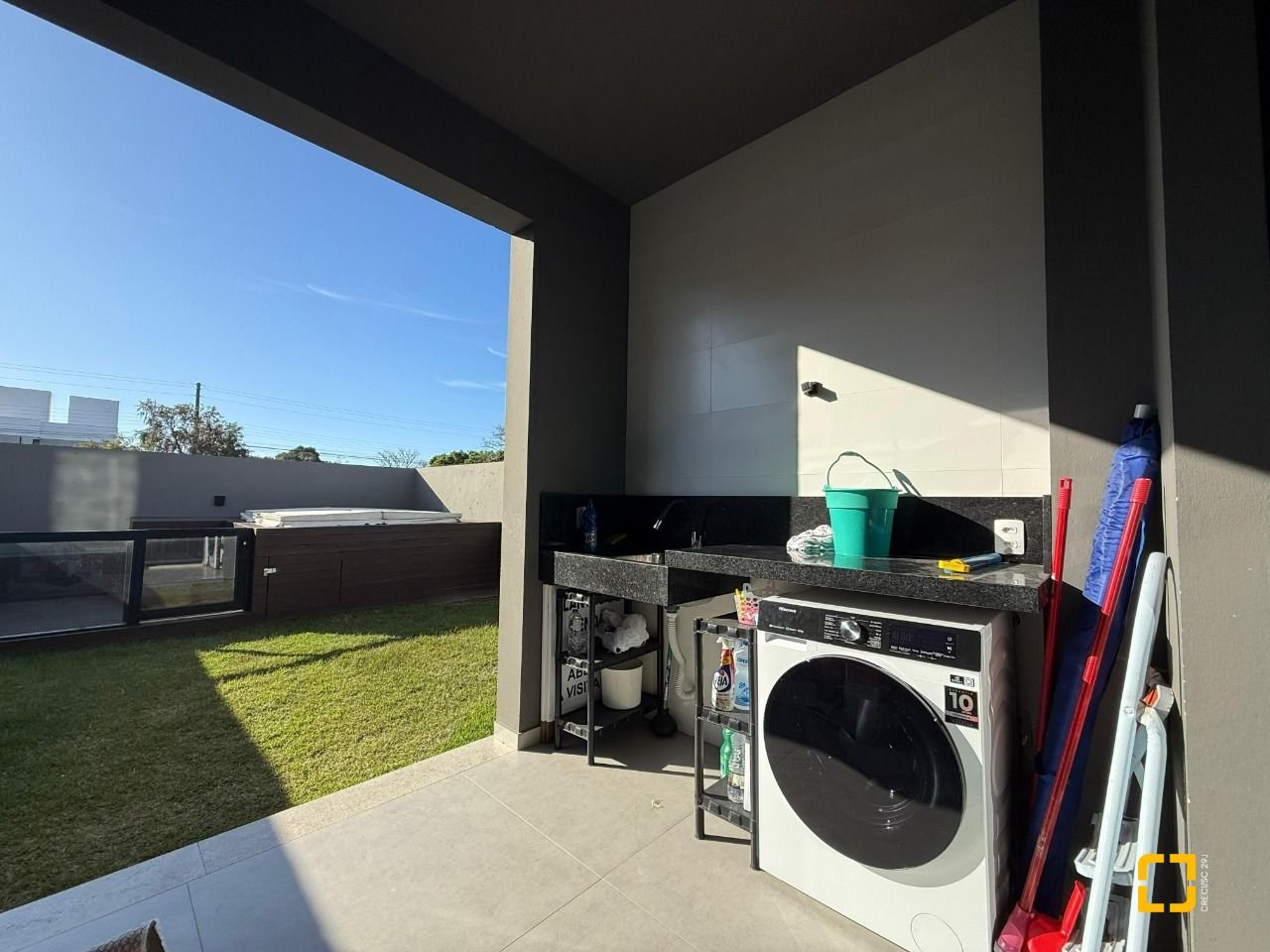 Casa com 127m², 4 quartos (sendo 1 suíte), 2 garagens, no bairro Cachoeira do Bom Jesus em Florianópolis
