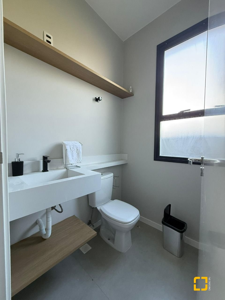 Casa com 127m², 4 quartos (sendo 1 suíte), 2 garagens, no bairro Cachoeira do Bom Jesus em Florianópolis