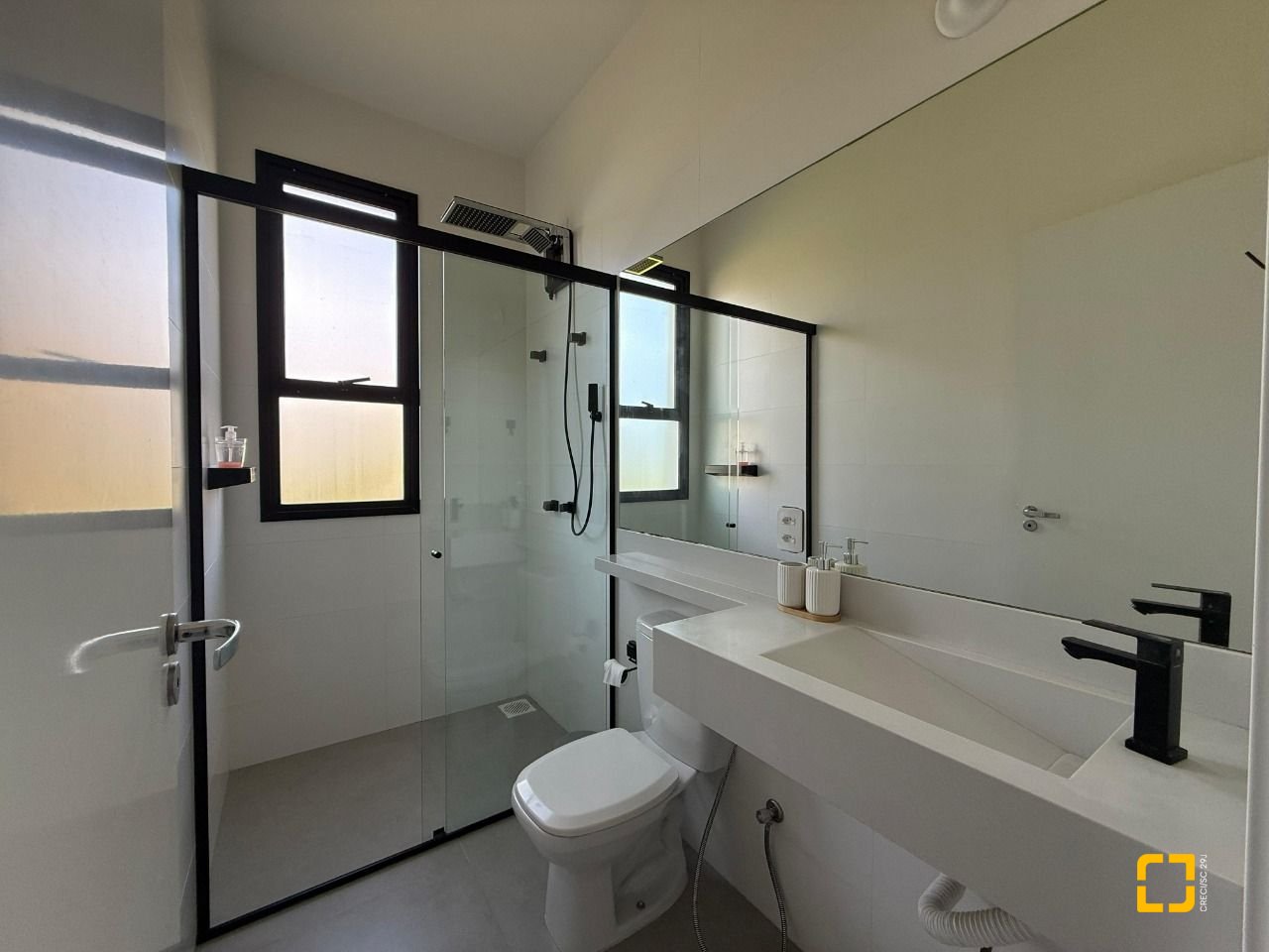 Casa com 127m², 4 quartos (sendo 1 suíte), 2 garagens, no bairro Cachoeira do Bom Jesus em Florianópolis