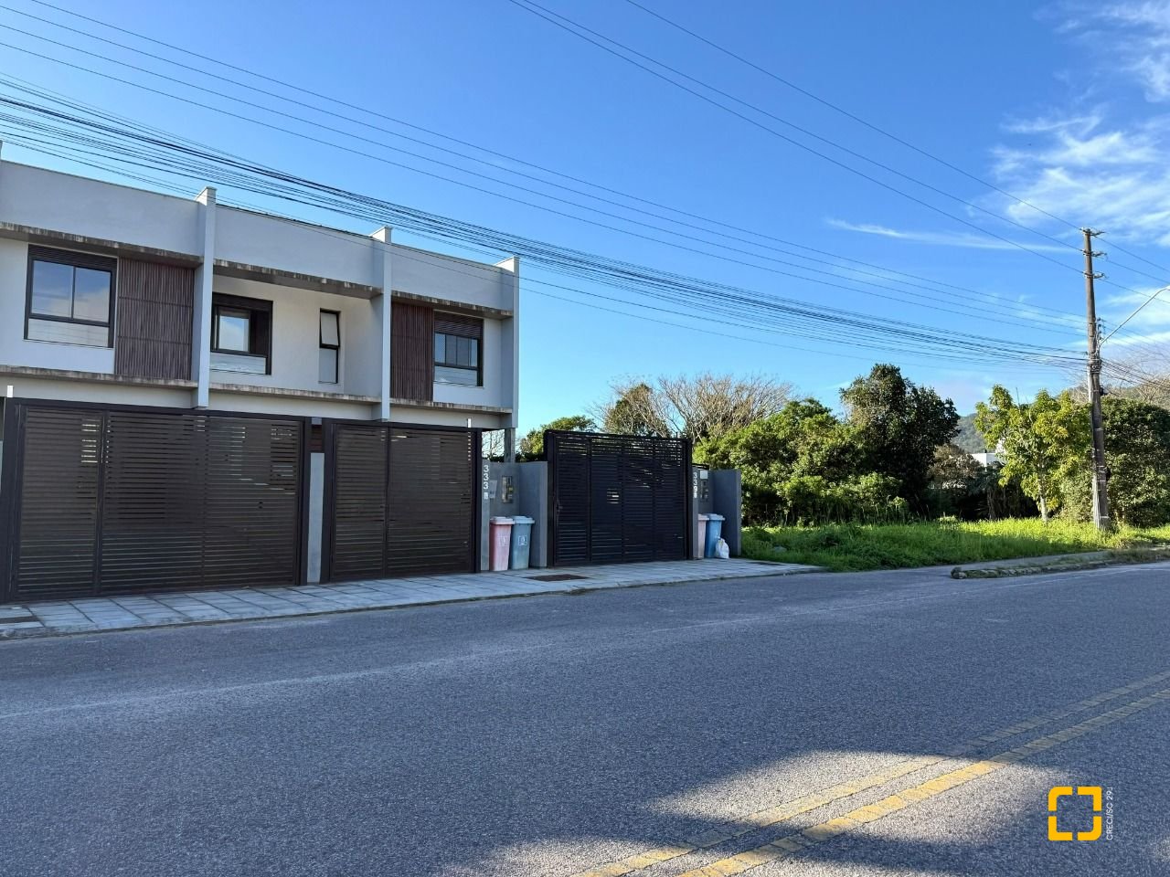 Casa com 127m², 4 quartos (sendo 1 suíte), 2 garagens, no bairro Cachoeira do Bom Jesus em Florianópolis