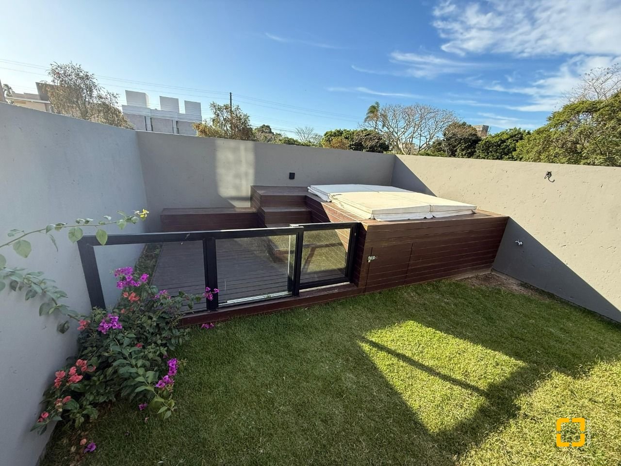 Casa com 127m², 4 quartos (sendo 1 suíte), 2 garagens, no bairro Cachoeira do Bom Jesus em Florianópolis