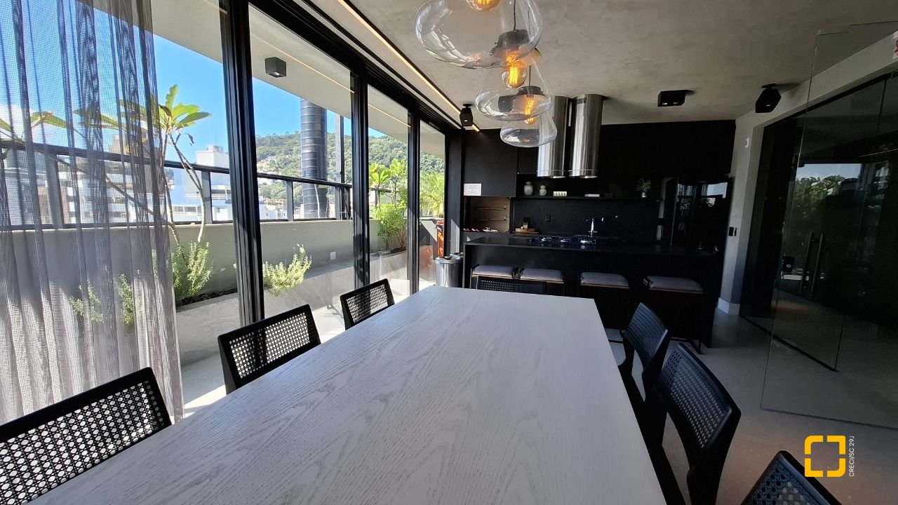 Apartamento com 107m², 4 quartos (sendo 1 suíte), 2 garagens, no bairro Centro em Florianópolis