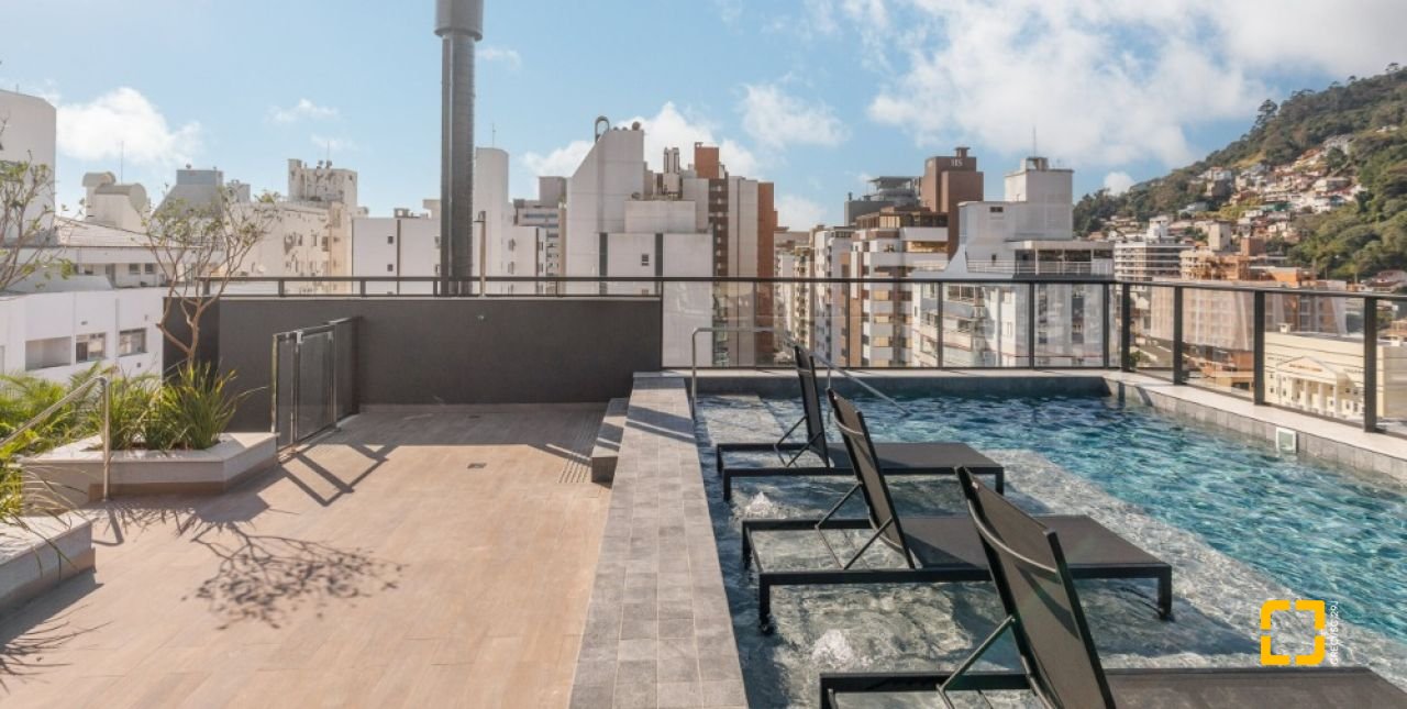 Apartamento com 107m², 4 quartos (sendo 1 suíte), 2 garagens, no bairro Centro em Florianópolis