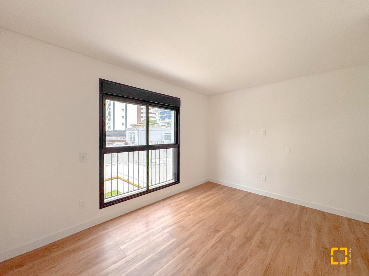Apartamento com 107m², 4 quartos (sendo 1 suíte), 2 garagens, no bairro Centro em Florianópolis