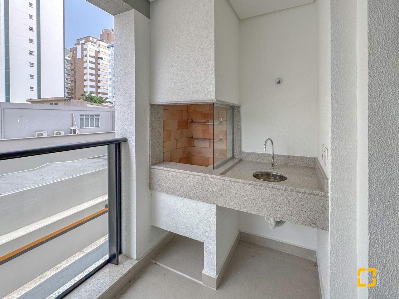 Apartamento com 107m², 4 quartos (sendo 1 suíte), 2 garagens, no bairro Centro em Florianópolis