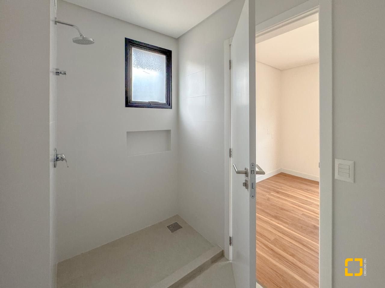 Apartamento com 107m², 4 quartos (sendo 1 suíte), 2 garagens, no bairro Centro em Florianópolis