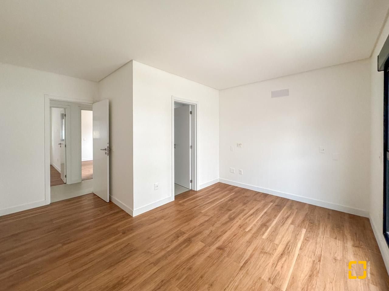 Apartamento com 107m², 4 quartos (sendo 1 suíte), 2 garagens, no bairro Centro em Florianópolis