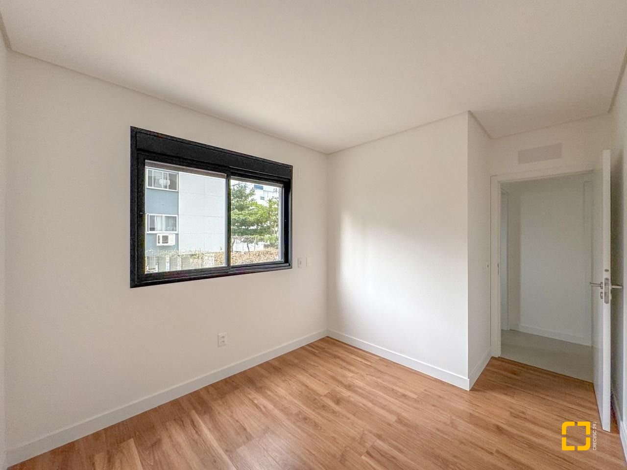 Apartamento com 107m², 4 quartos (sendo 1 suíte), 2 garagens, no bairro Centro em Florianópolis