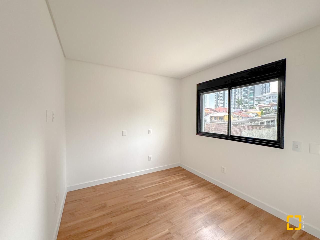 Apartamento com 107m², 4 quartos (sendo 1 suíte), 2 garagens, no bairro Centro em Florianópolis