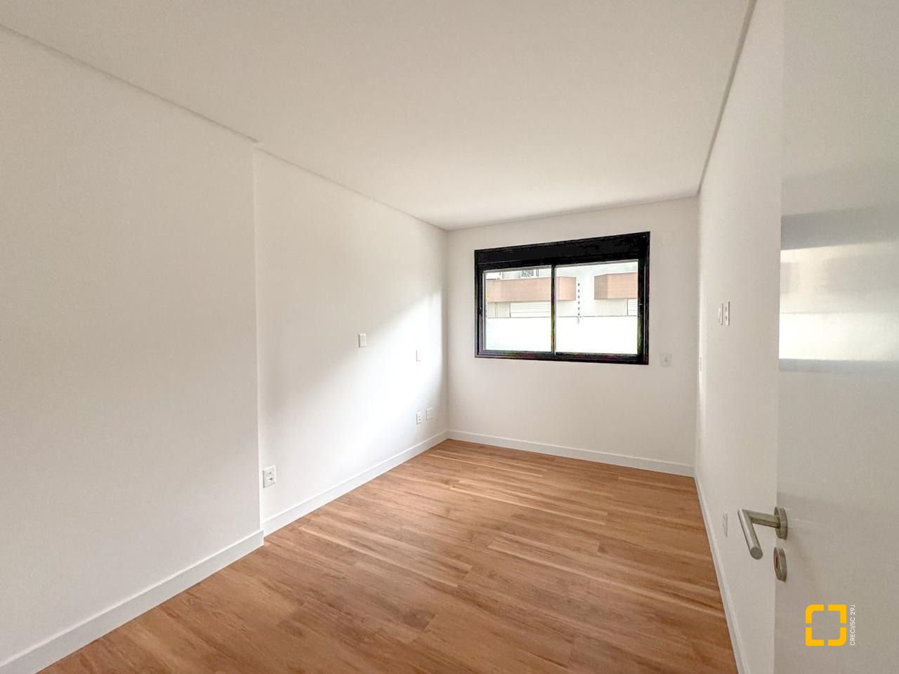 Apartamento com 107m², 4 quartos (sendo 1 suíte), 2 garagens, no bairro Centro em Florianópolis