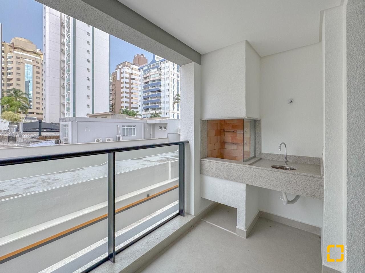 Apartamento com 107m², 4 quartos (sendo 1 suíte), 2 garagens, no bairro Centro em Florianópolis